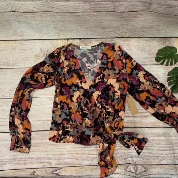 NWT Boutique Wanderlux Floral Wrap Top with Tie - Picture 3 of 15